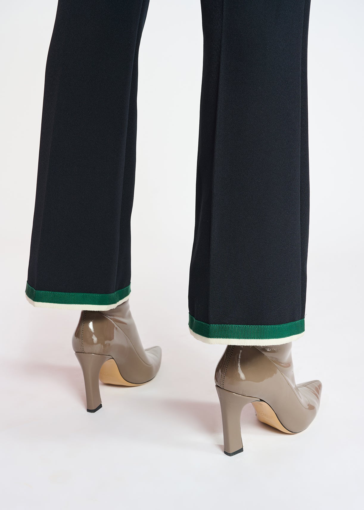 Pantalon noir aux jambes évasées RE—SSENTIEL | Essentiel second hand