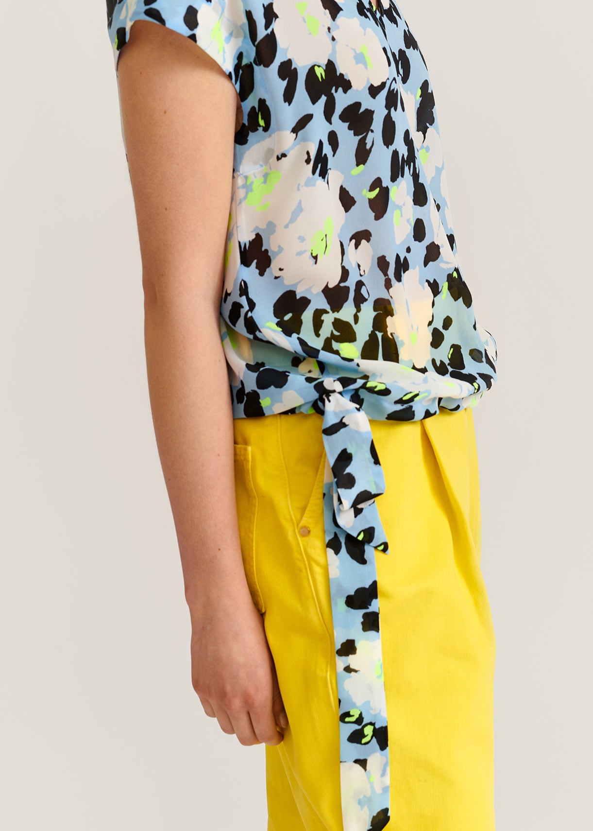 Lichtblauwe top met bloemenprint RE—SSENTIEL | Essentiel second hand