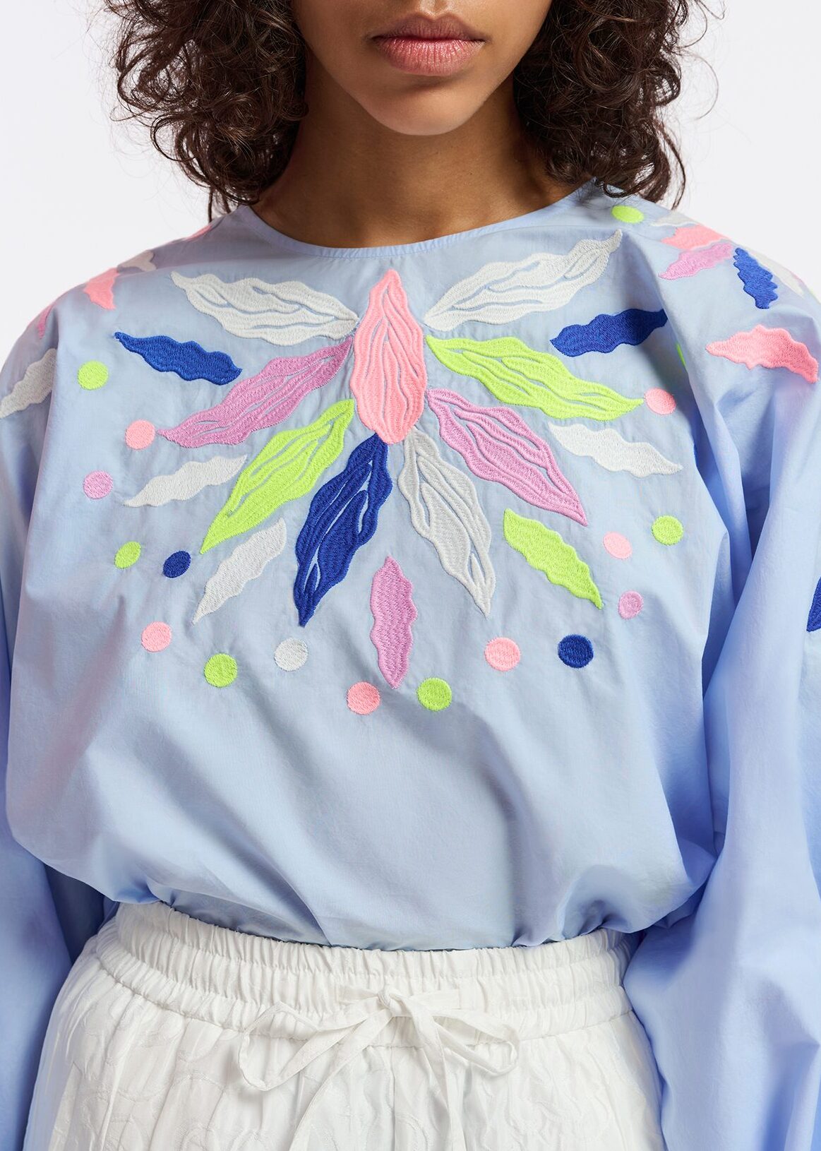 Top en coton bleu clair à  broderies RE—SSENTIEL | Essentiel second hand