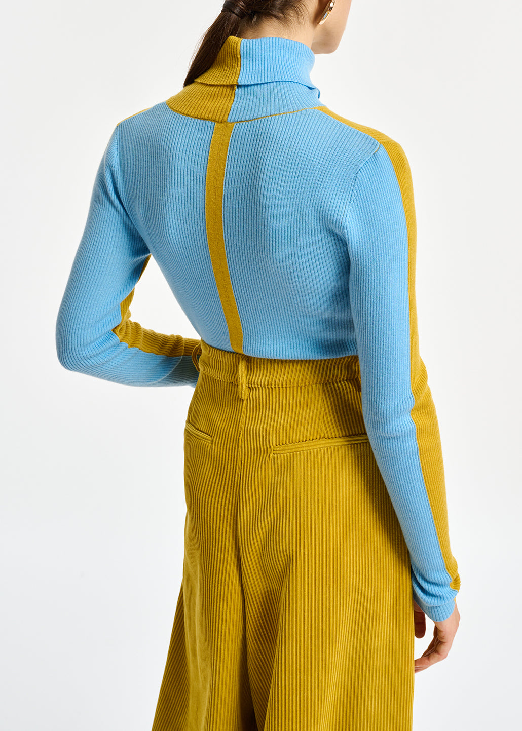 Pull à col roulé en tricot bicolore ocre et bleu RE—SSENTIEL | Essentiel second hand