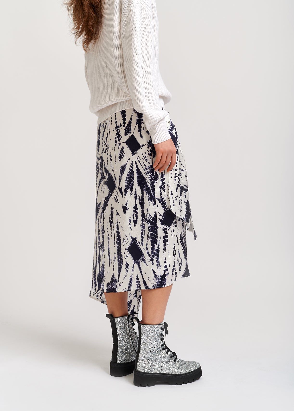 Gebroken witte en donkerblauwe tie-dyed zijden midirok RE—SSENTIEL | Essentiel second hand