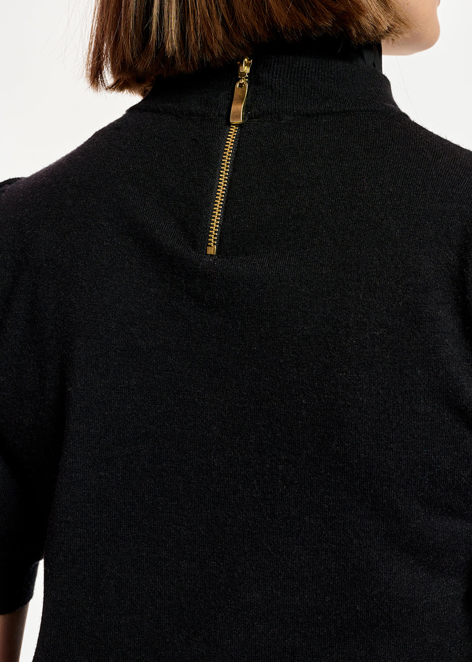 Pull noir à  manches courtes avec col montant RE—SSENTIEL | Essentiel second hand