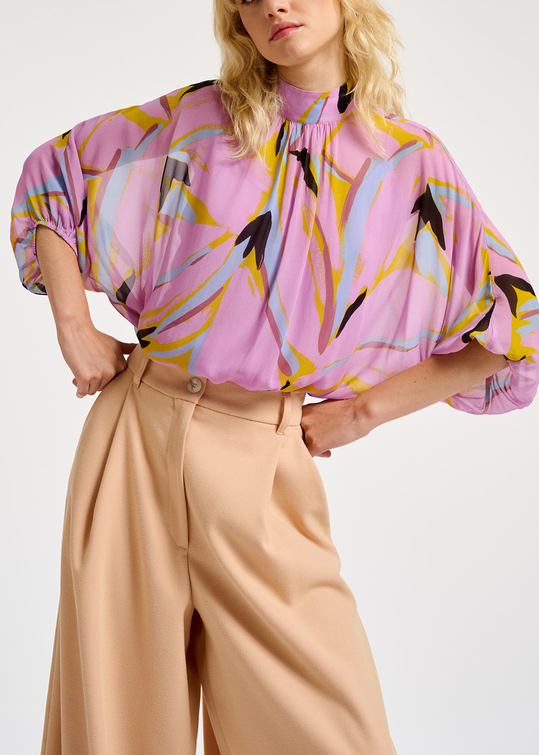 Lila top met abstracte print en pofmouwen RE—SSENTIEL | Essentiel second hand