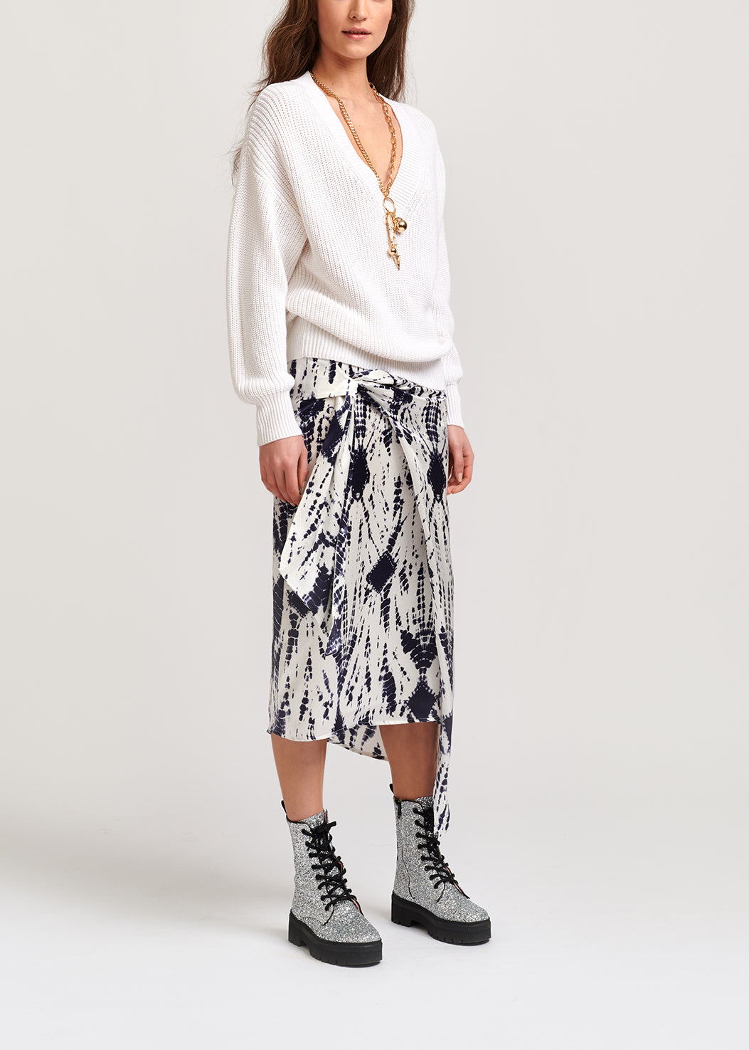 Gebroken witte en donkerblauwe tie-dyed zijden midirok RE—SSENTIEL | Essentiel second hand