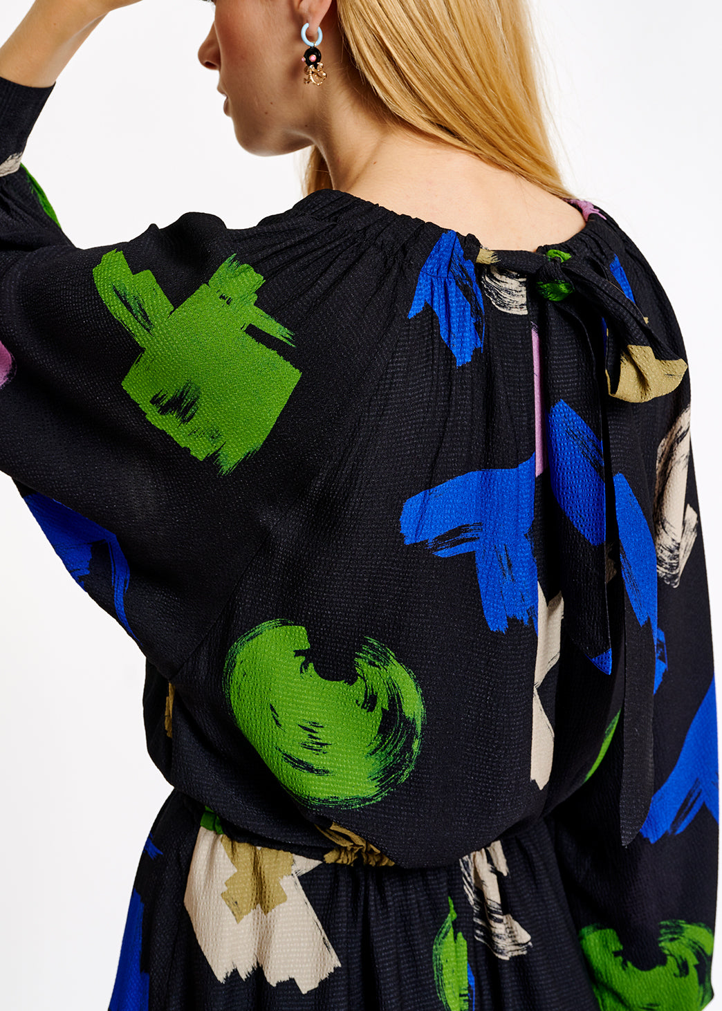 Donkerblauwe, lila en gebroken witte mini-jurk met grafische print RE—SSENTIEL | Essentiel second hand