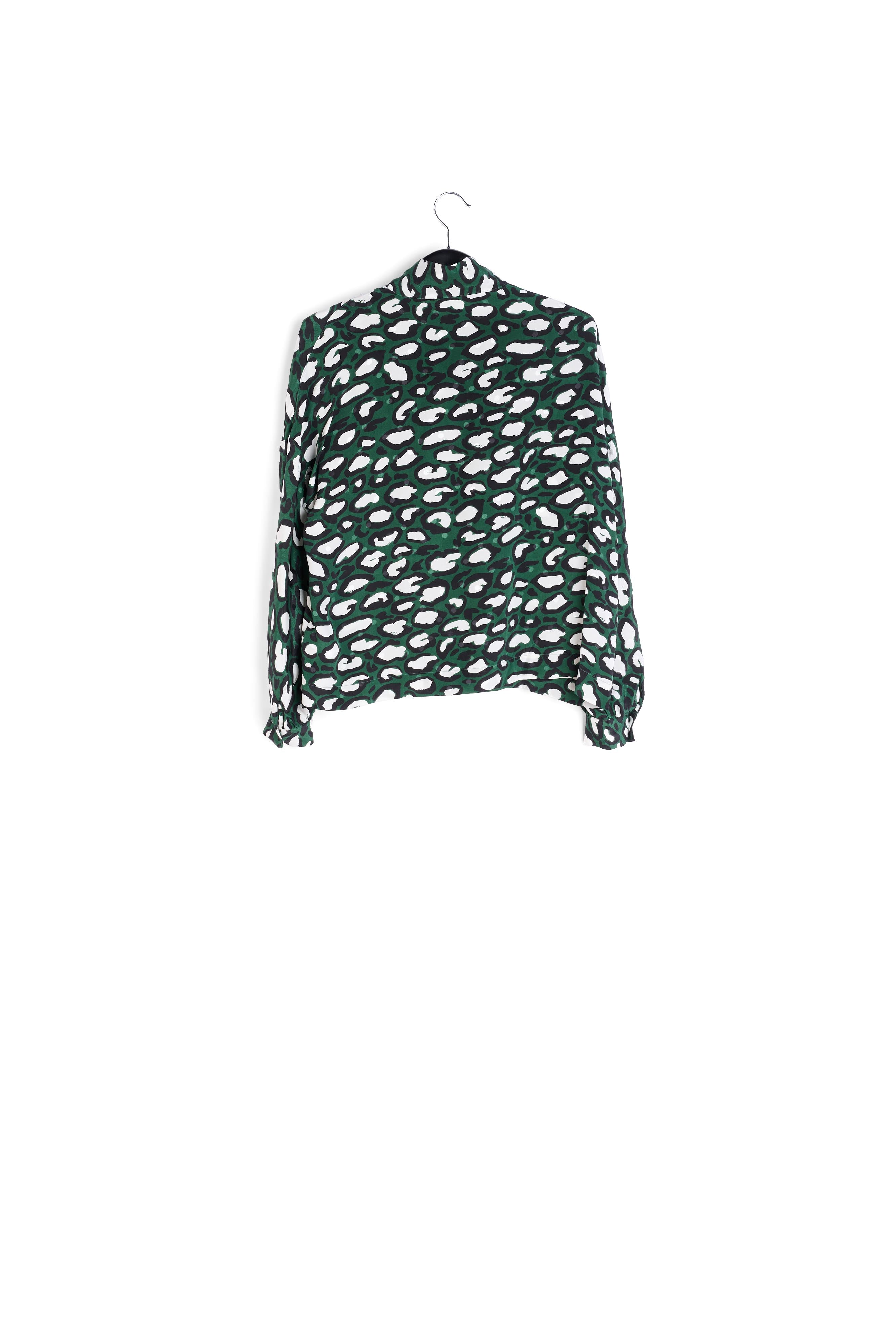 Flesgroen zijden hemd met strikkraag en luipaardprint RE—SSENTIEL | Essentiel second hand