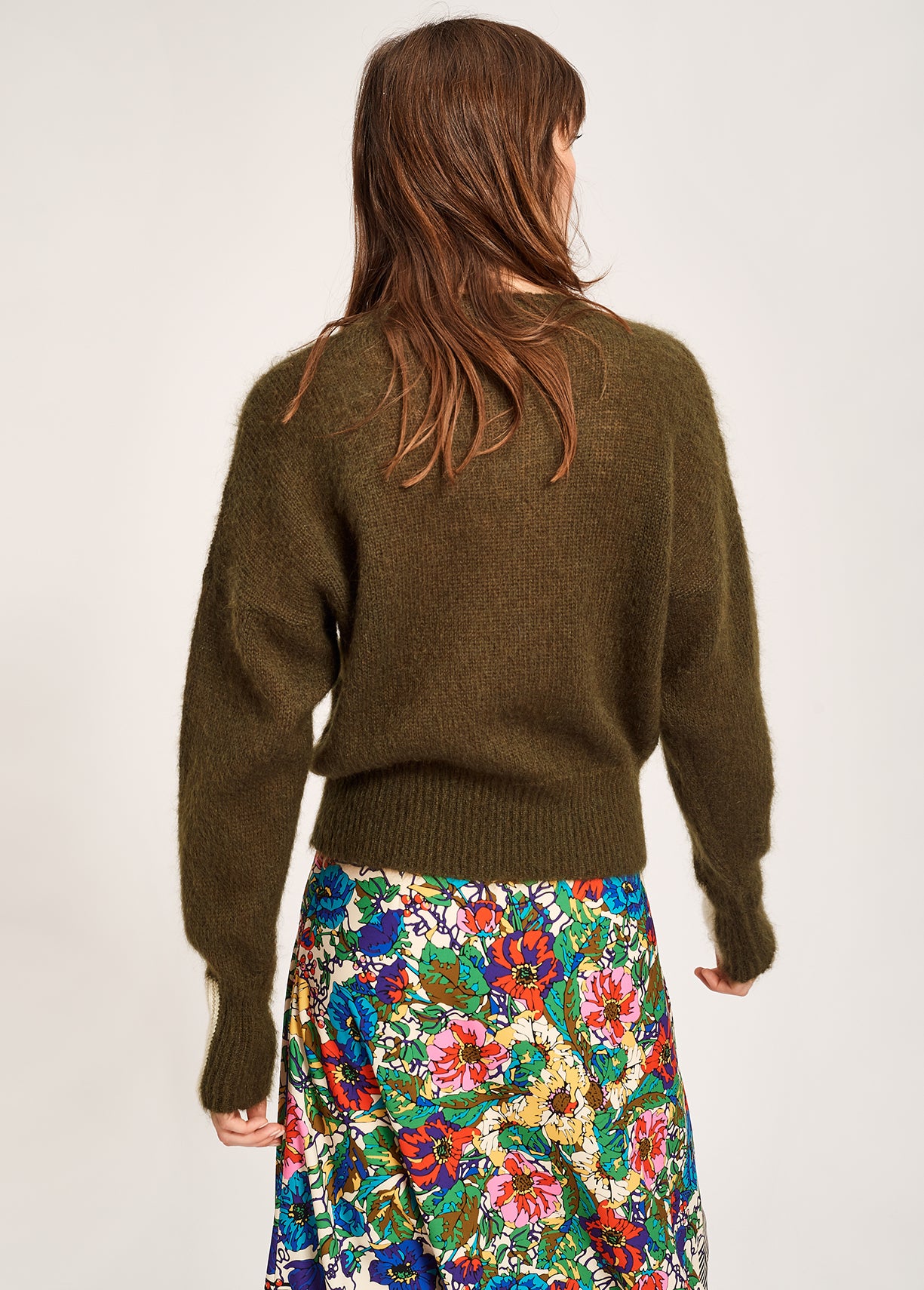 Pull vert kaki en maille légère avec poignets contrastants RE—SSENTIEL | Essentiel second hand