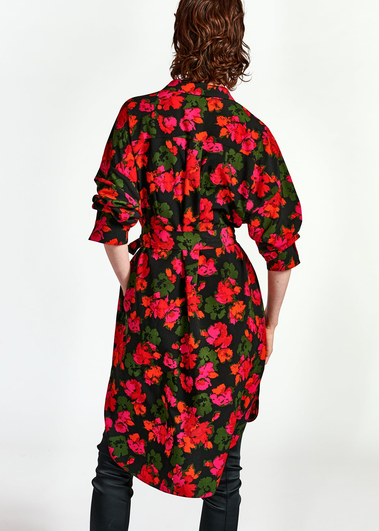 Midi-hemdjurk met zwart en rode bloemenprint RE—SSENTIEL | Essentiel second hand