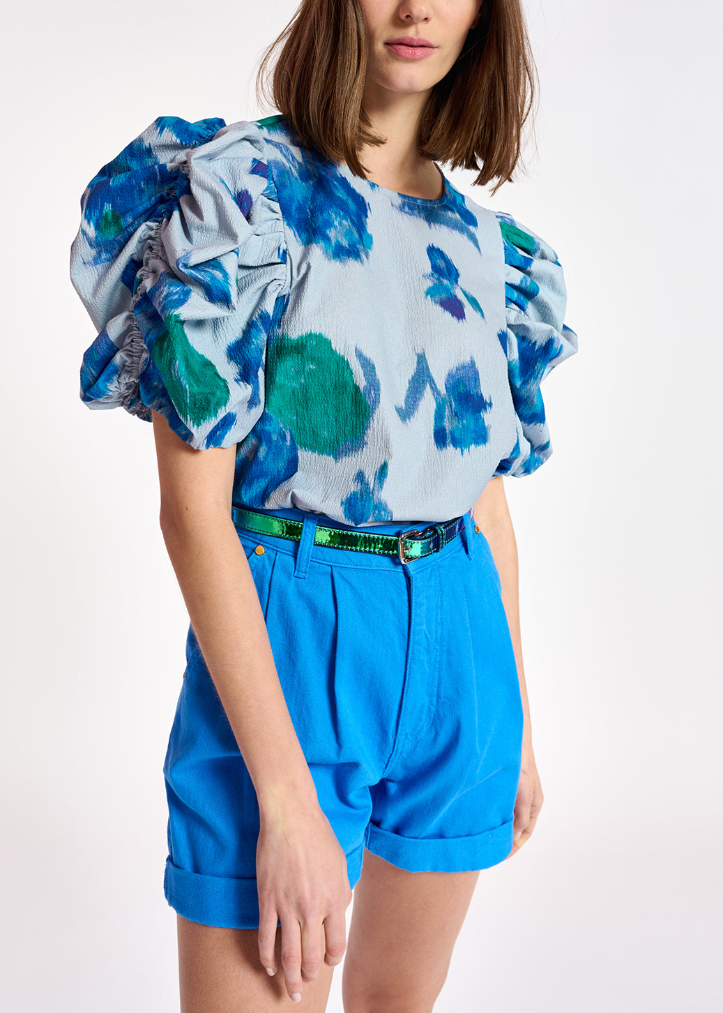 Top bleu clair fleuri à manches bouffantes RE—SSENTIEL | Essentiel second hand