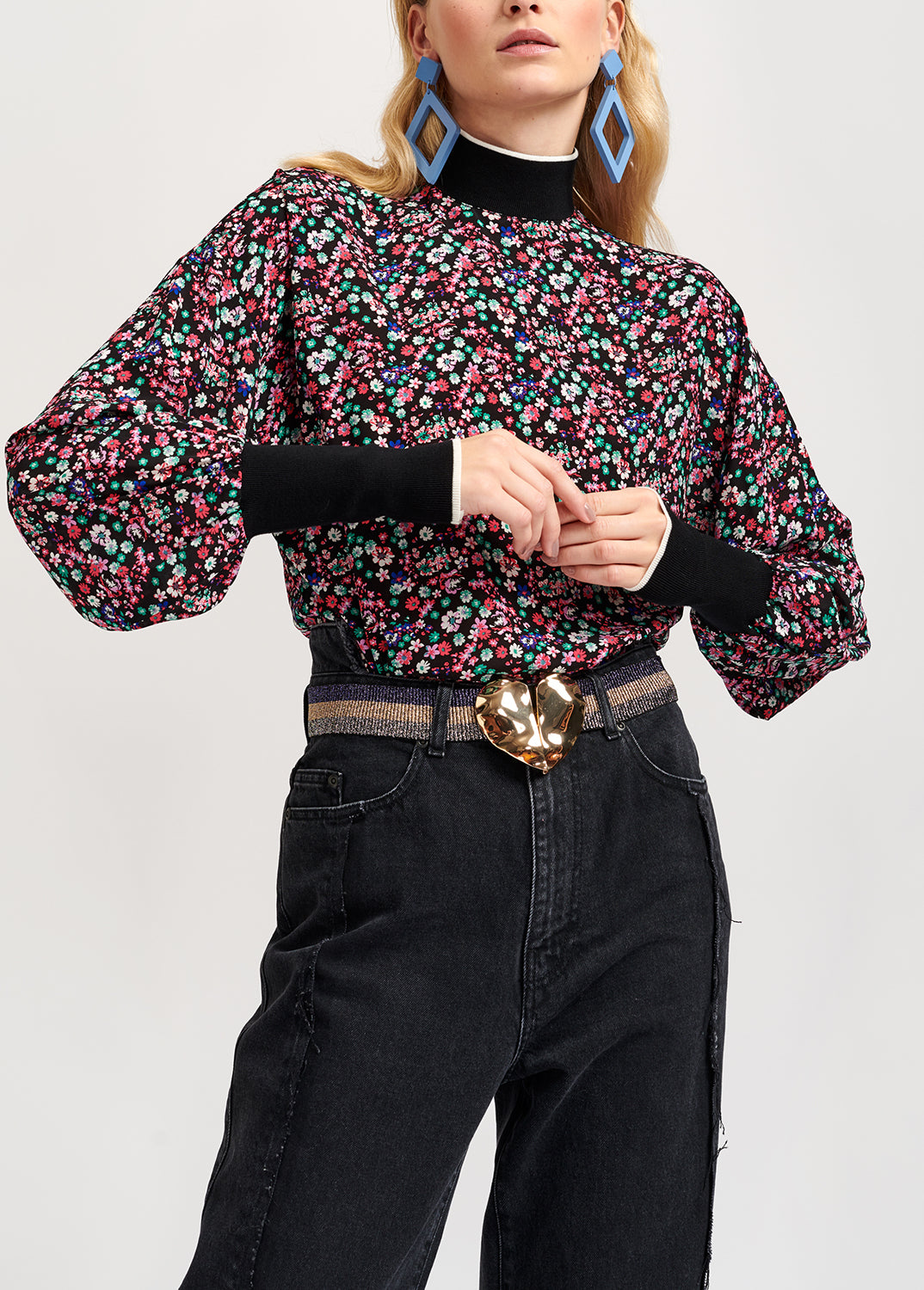 Zwarte top met bloemenprint en contrasterende boorden RE—SSENTIEL | Essentiel second hand