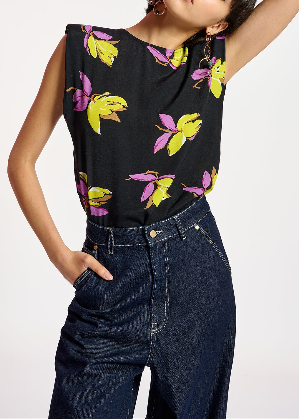 Black floral-print sleeveless top with padded shoulders RE—SSENTIEL | Essentiel second hand