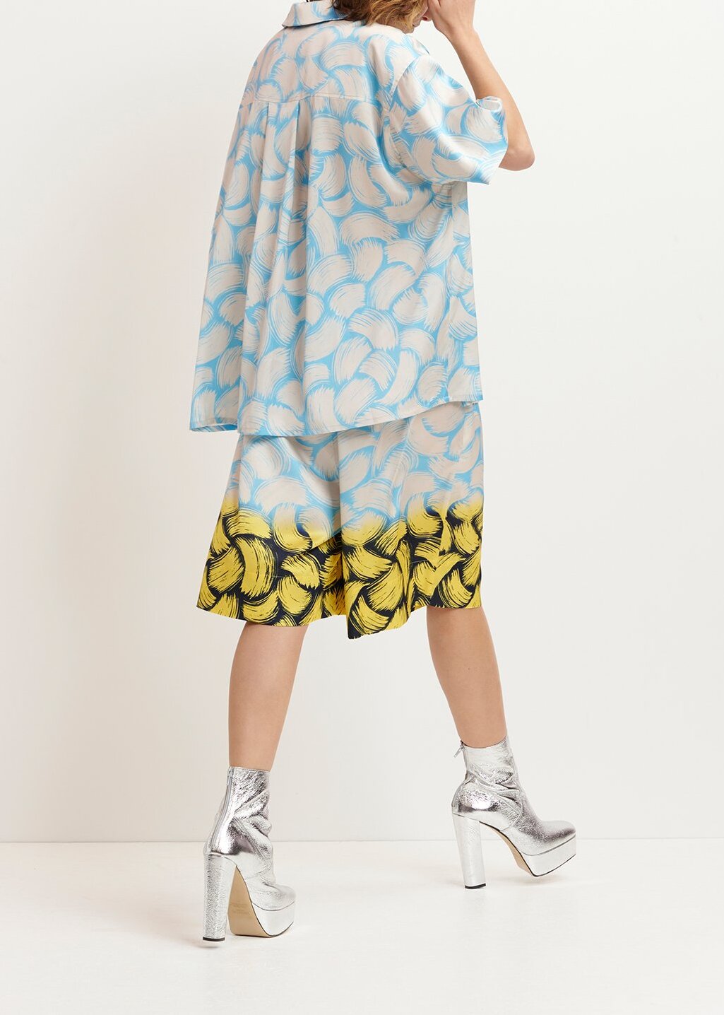 Blue and off-white short-sleeved shirt with abstract print RE—SSENTIEL | Essentiel second hand