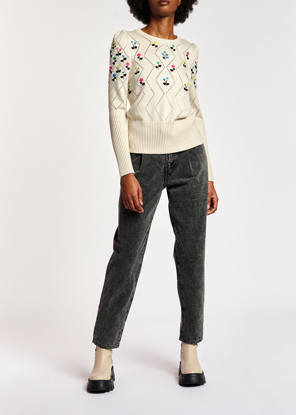 Pull beige en tricot pointelle avec broderies RE—SSENTIEL | Essentiel second hand