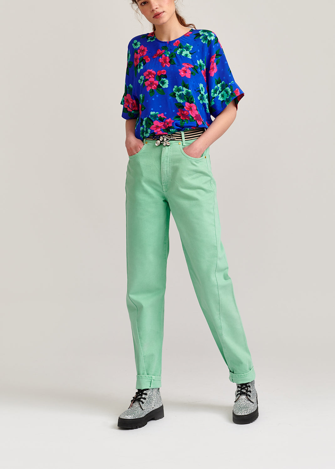 Blauwe zijden top met bloemen en stippen RE—SSENTIEL | Essentiel second hand