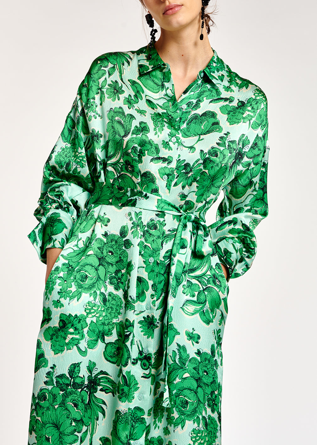 Robe chemise en soie bleue et verte fleurie RE—SSENTIEL | Essentiel second hand