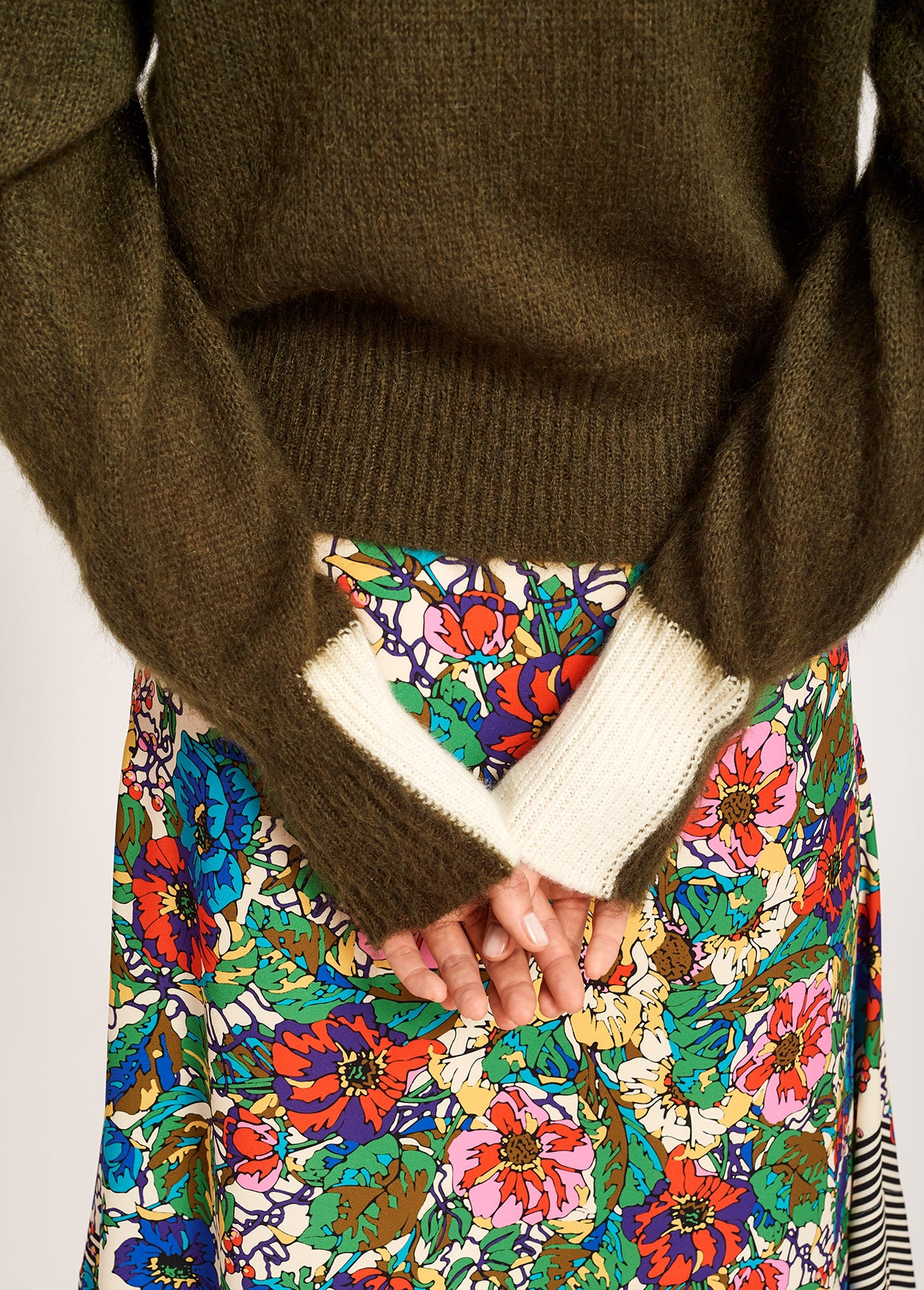 Khaki green light knit sweater with contrasting cuffs RE—SSENTIEL | Essentiel second hand