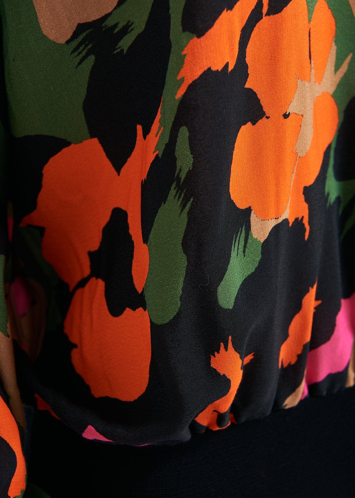 Black abstract-print top with rib-knitted trims RE—SSENTIEL | Essentiel second hand