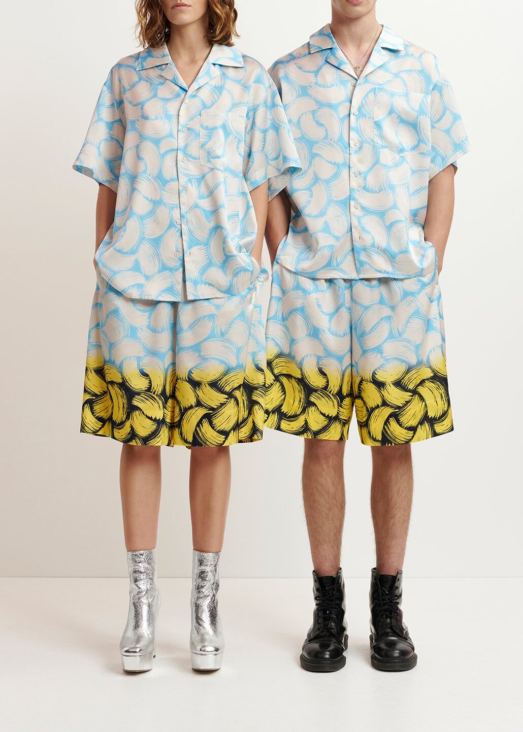 Blue and off-white short-sleeved shirt with abstract print RE—SSENTIEL | Essentiel second hand