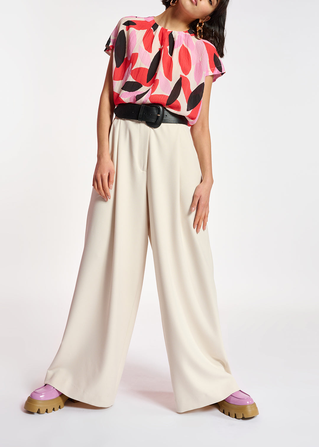 Off-white, red and pink abstract print short-sleeved top RE—SSENTIEL | Essentiel second hand