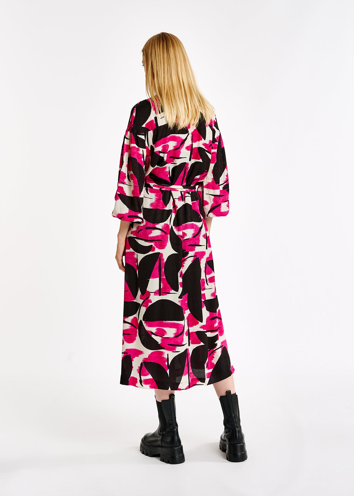 Midi-jurk met abstracte print in fuchsia, zwart en wit RE—SSENTIEL | Essentiel second hand