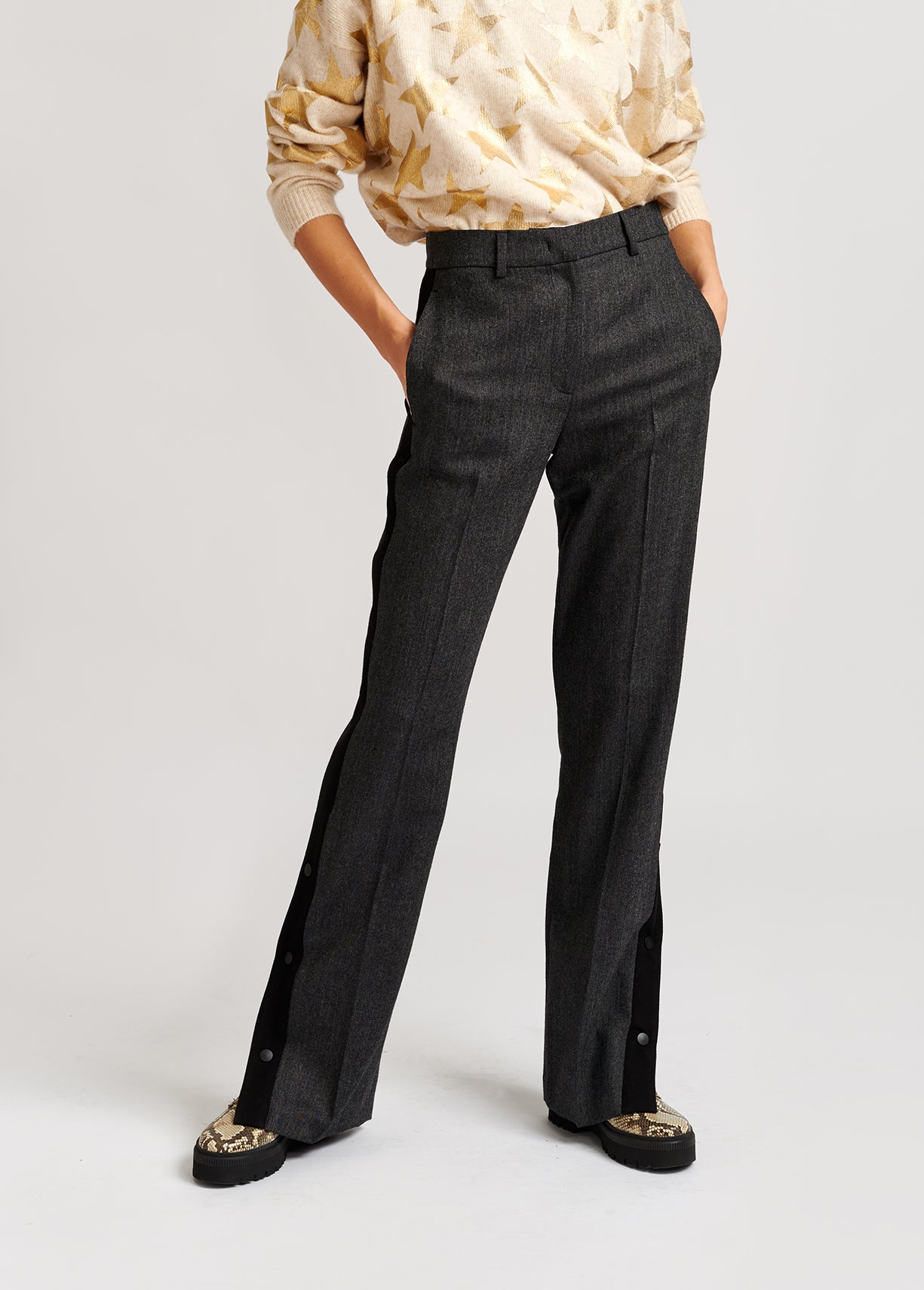 Pantalon gris foncé en laine mélangée avec bande contrastante RE—SSENTIEL | Essentiel second hand