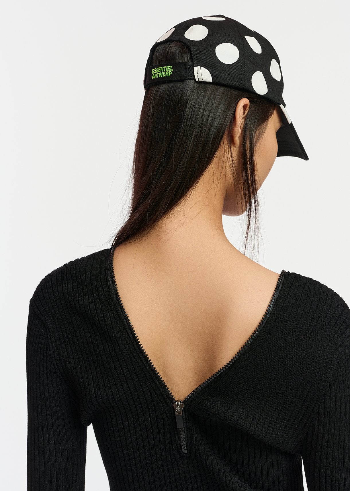 Pull en côtes noir avec zips RE—SSENTIEL | Essentiel second hand