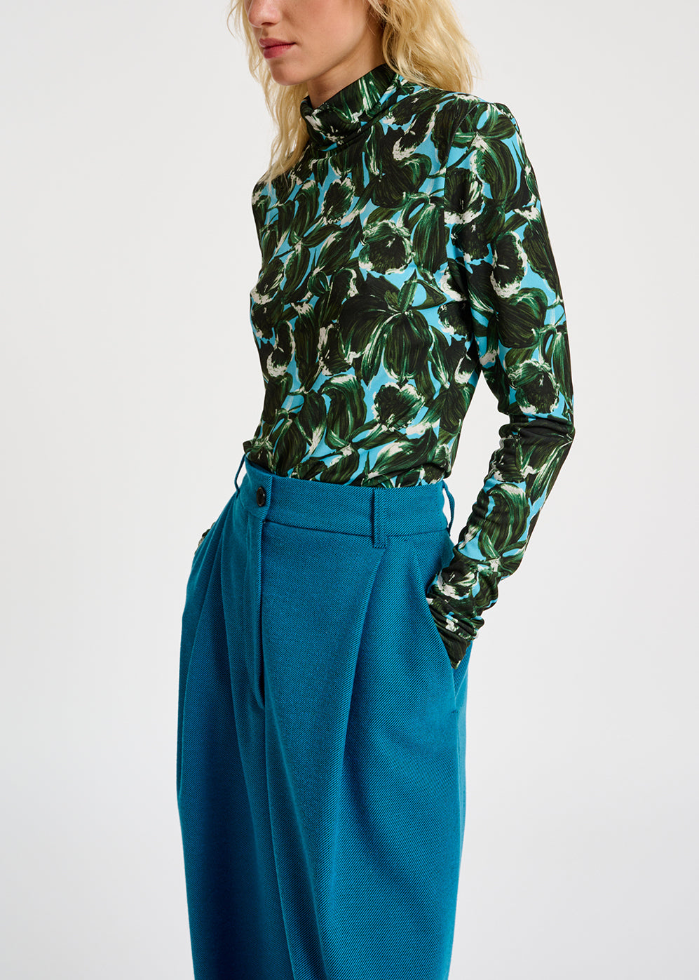 Blue and dark green leaf-print turtleneck top RE—SSENTIEL | Essentiel second hand