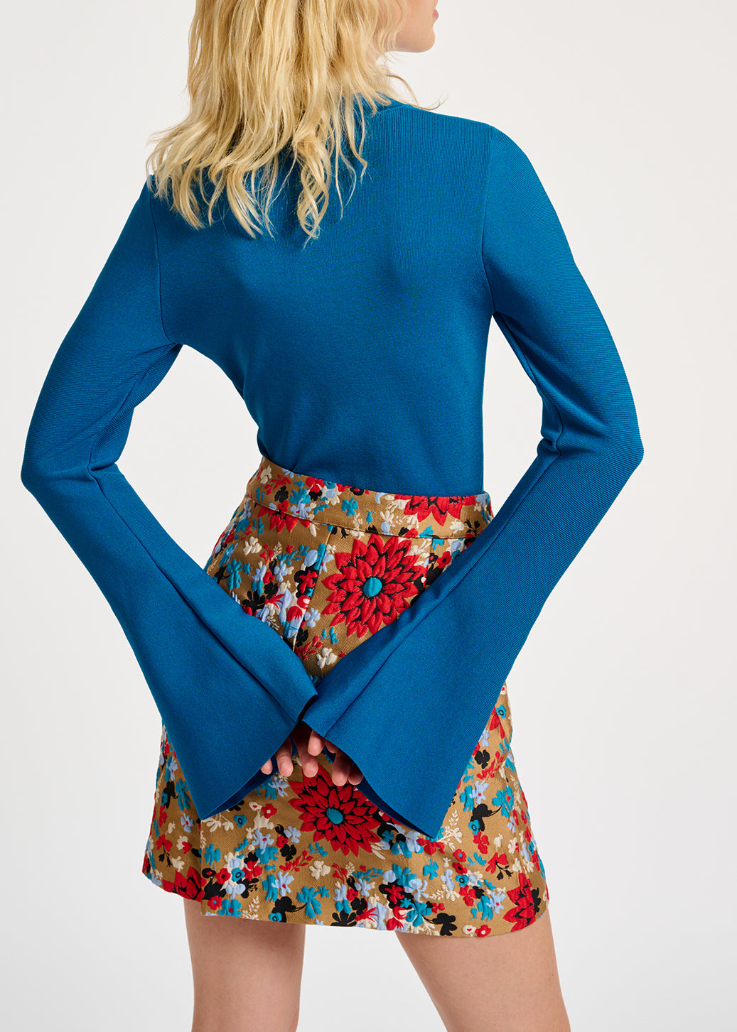 Pull ajusté en tricot bleu à  manches trompettes RE—SSENTIEL | Essentiel second hand