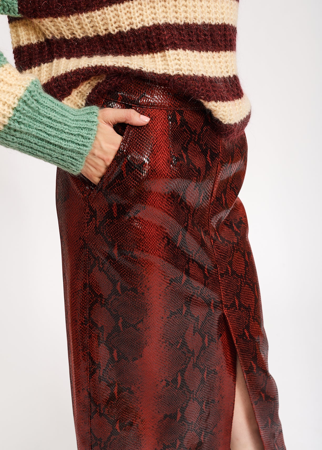 Jupe midi à imprimé serpent rouge et noir lustré RE—SSENTIEL | Essentiel second hand