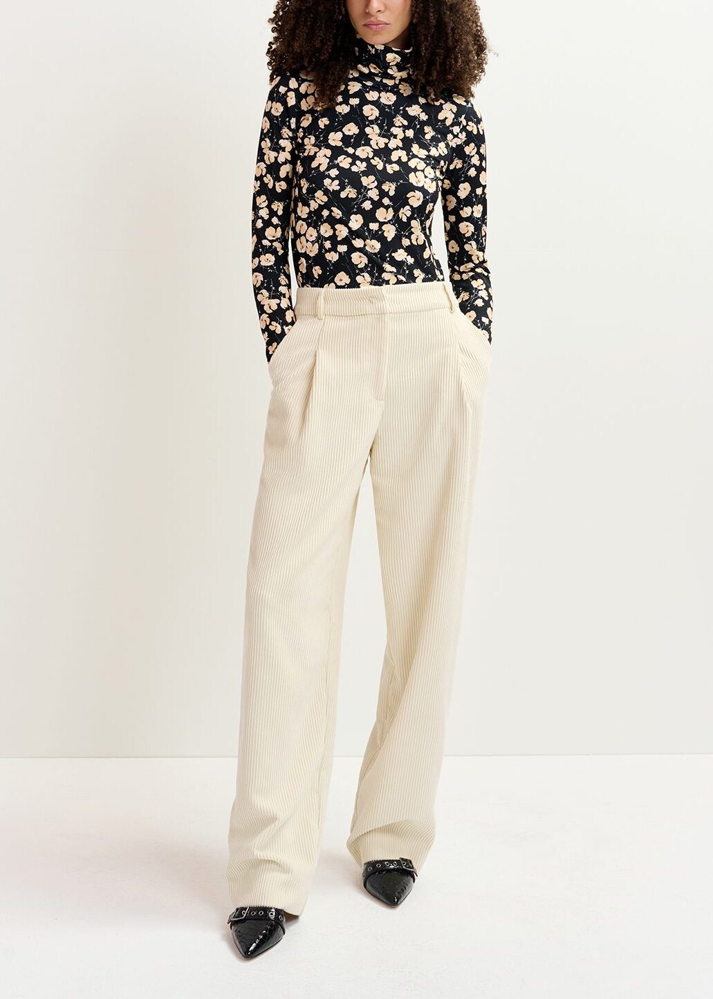 Zwarte en ecru rolkraagtop met bloemenprint RE—SSENTIEL | Essentiel second hand