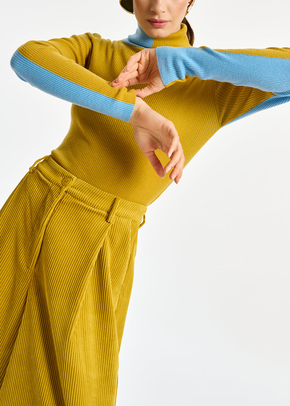 Pull à col roulé en tricot bicolore ocre et bleu RE—SSENTIEL | Essentiel second hand