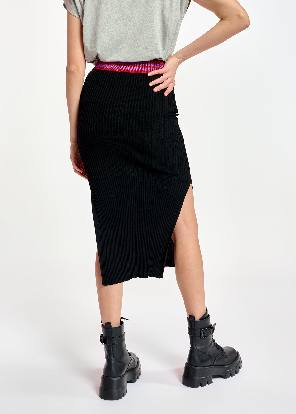 Zwarte ribgebreide midirok met split RE—SSENTIEL | Essentiel second hand