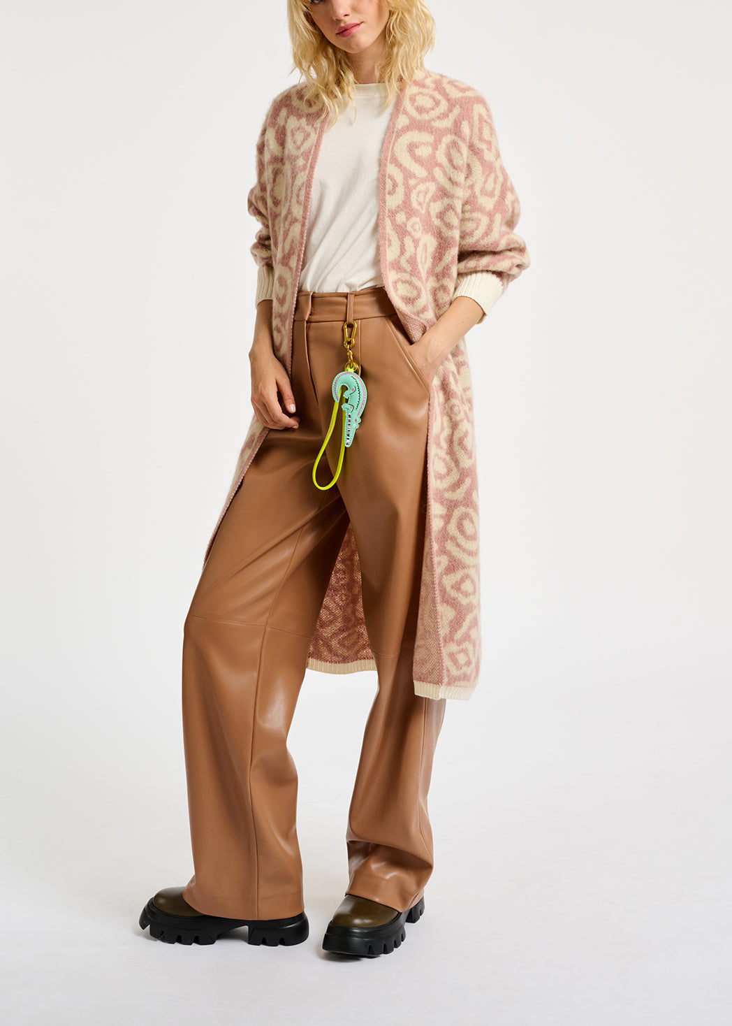 Pantalon droit en faux cuir camel RE—SSENTIEL | Essentiel second hand