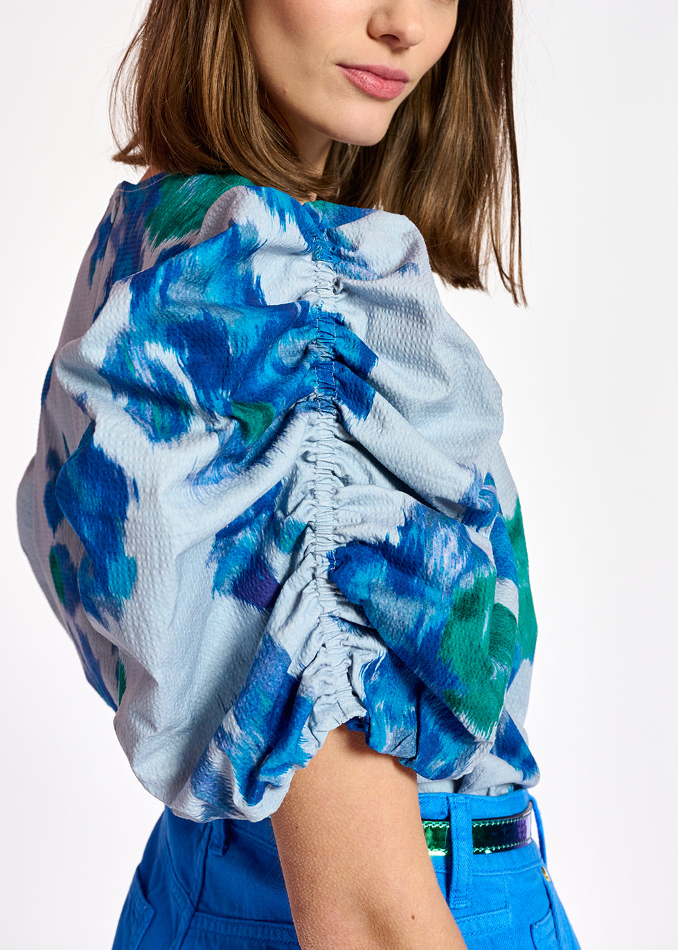 Top bleu clair fleuri à manches bouffantes RE—SSENTIEL | Essentiel second hand