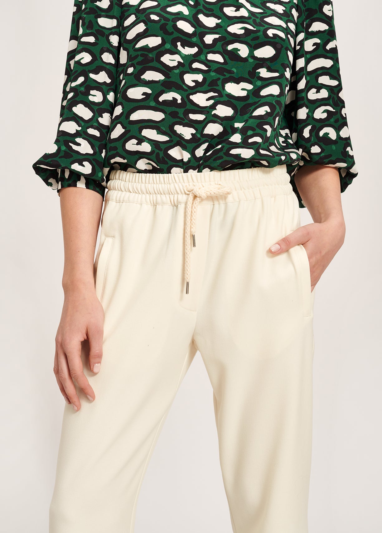 Flesgroene zijden top met opstaande kraag en luipaardprint RE—SSENTIEL | Essentiel second hand