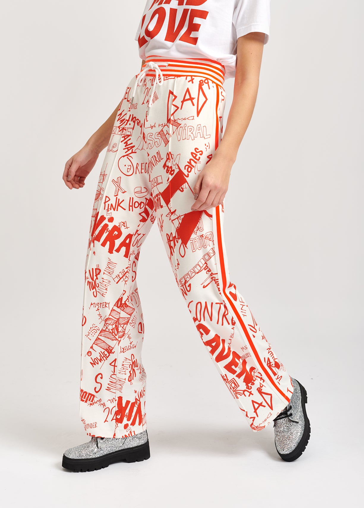 Oranje en gebroken witte jogging met print RE—SSENTIEL | Essentiel second hand