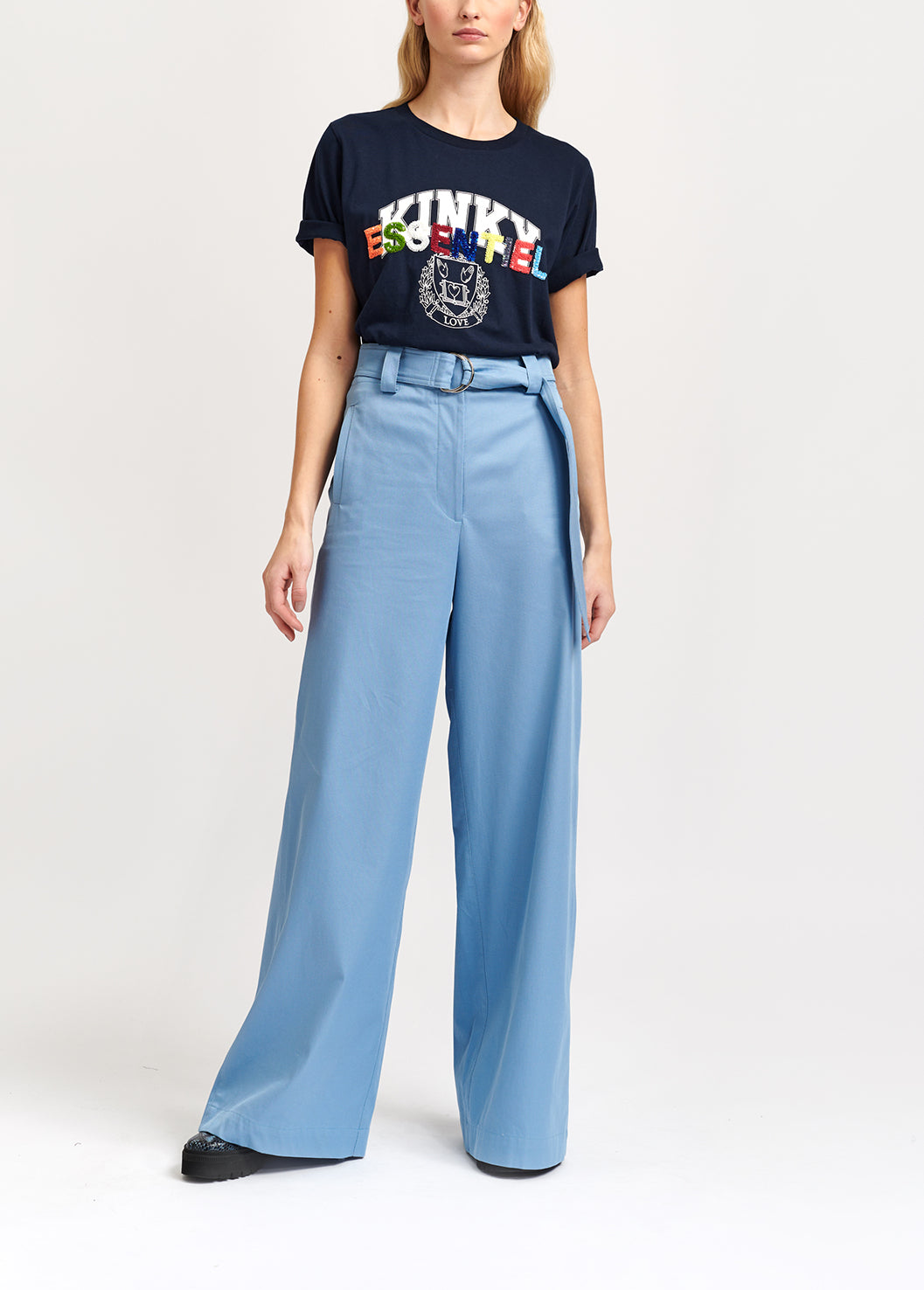 Pantalon bleu pâle aux jambes larges avec ceinture RE—SSENTIEL | Essentiel second hand