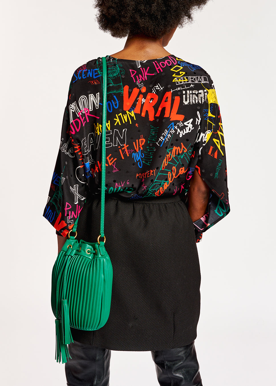 Top en soie noire avec texte multicolore RE—SSENTIEL | Essentiel second hand