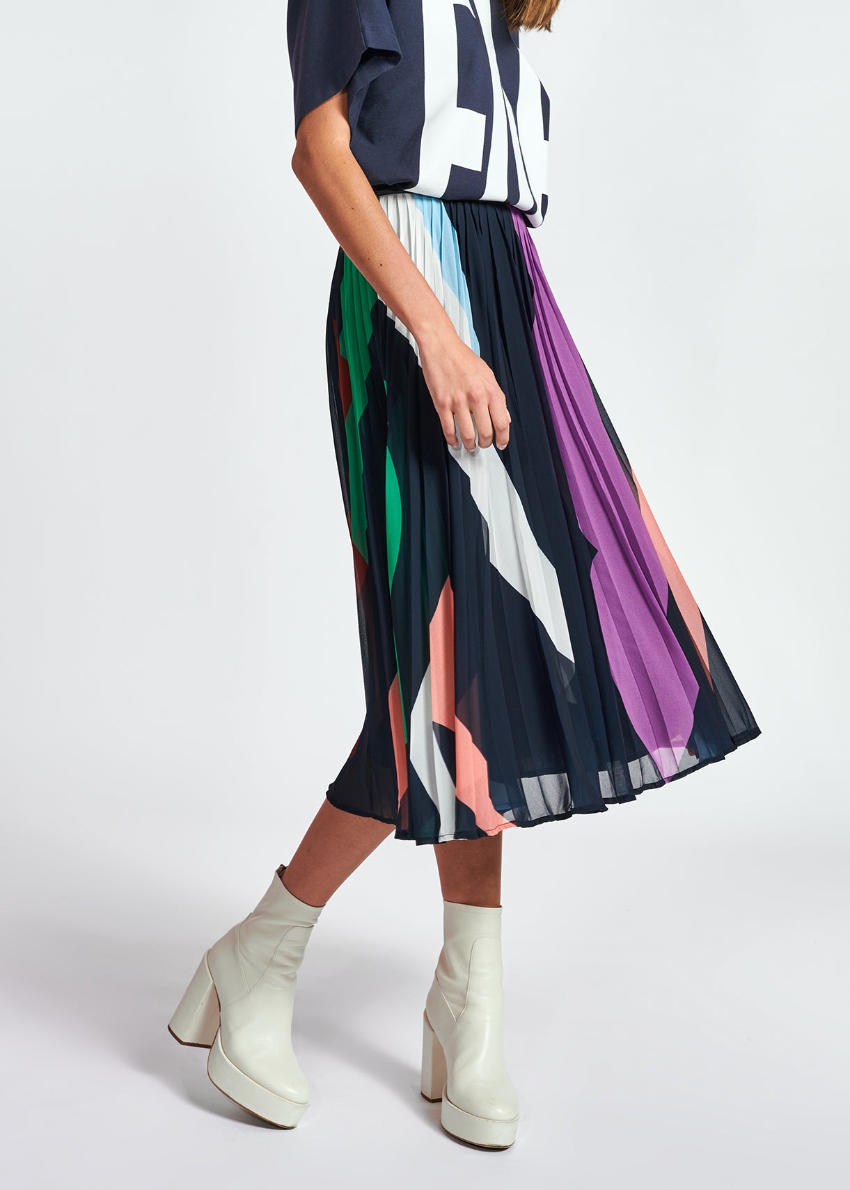 Dark blue graphic print plissé midi skirt RE—SSENTIEL | Essentiel second hand