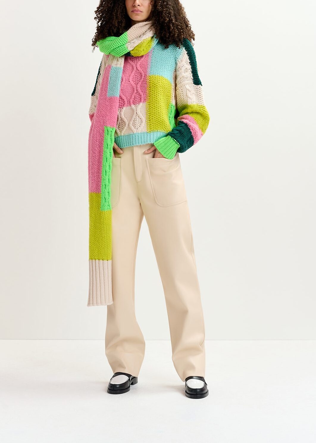 Ecru, limoengroene en roze patchwork trui in kabelsteek RE—SSENTIEL | Essentiel second hand