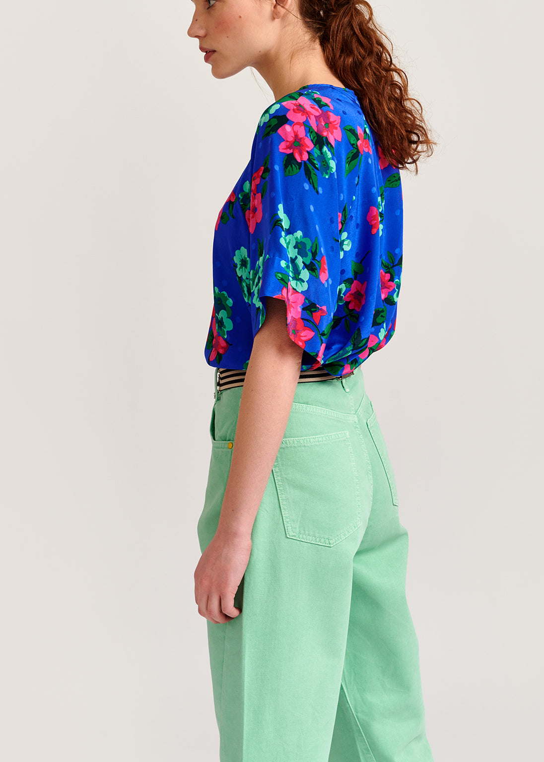 Blauwe zijden top met bloemen en stippen RE—SSENTIEL | Essentiel second hand