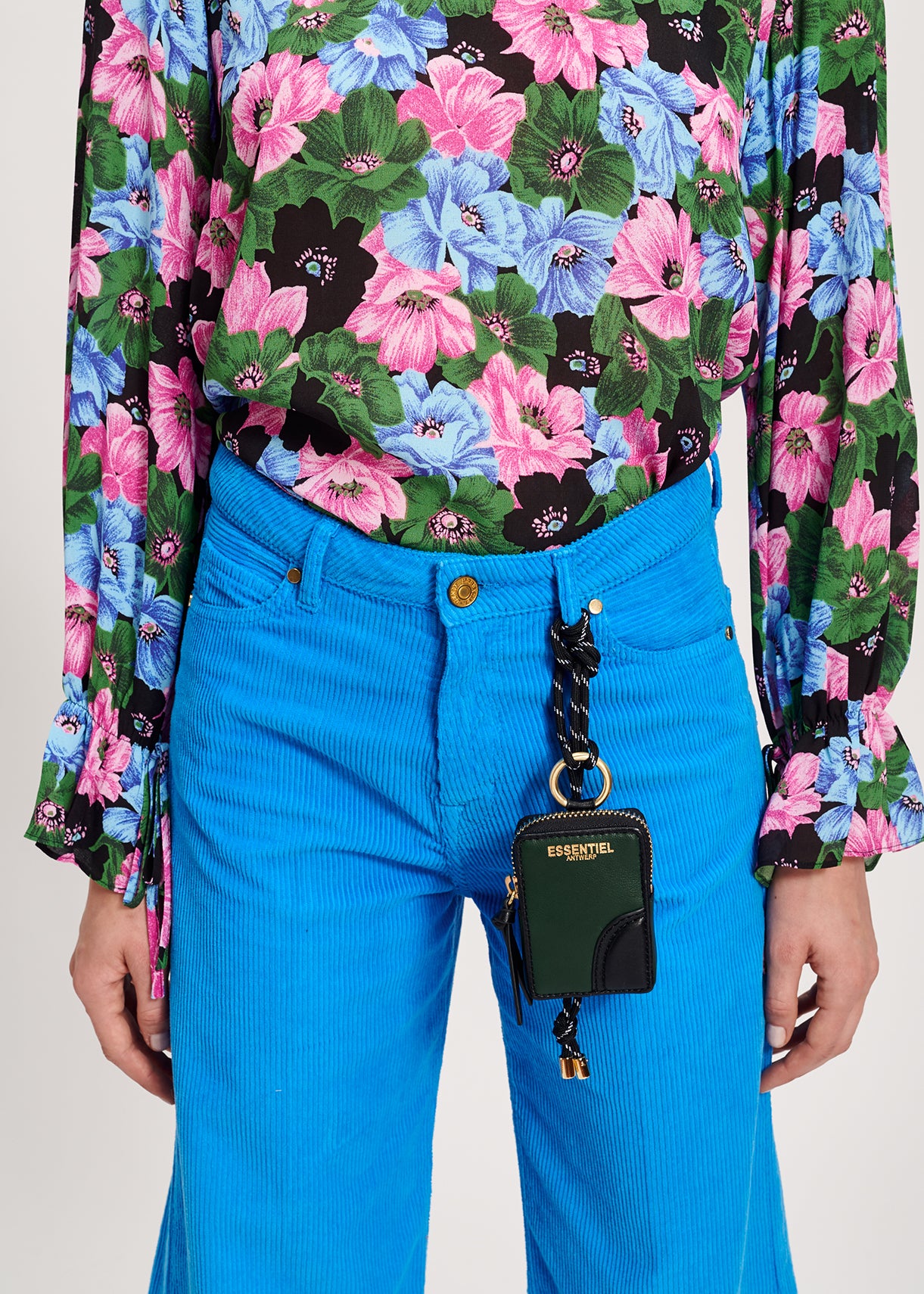 Pantalon court à jambes larges en velours côtelé de coton bleu ciel RE—SSENTIEL | Essentiel second hand