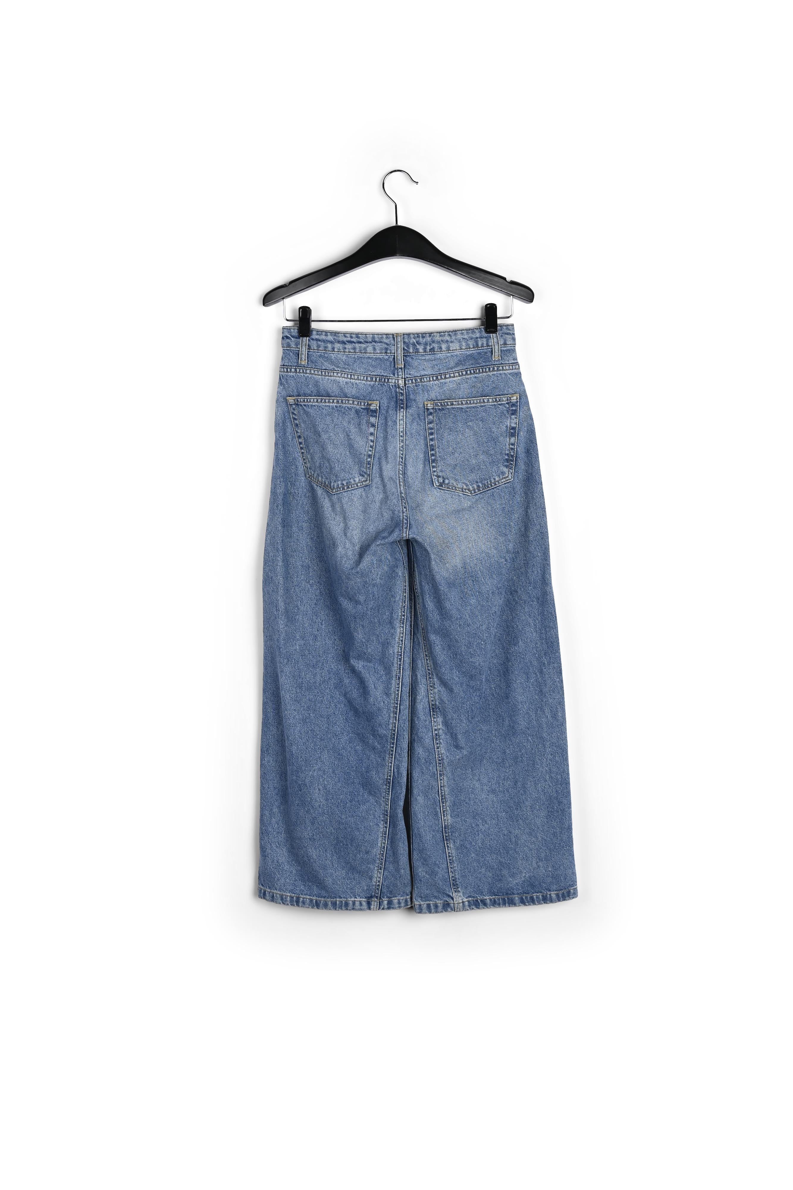 Jean bleu clair aux jambes larges 7/8ème RE—SSENTIEL | Essentiel second hand