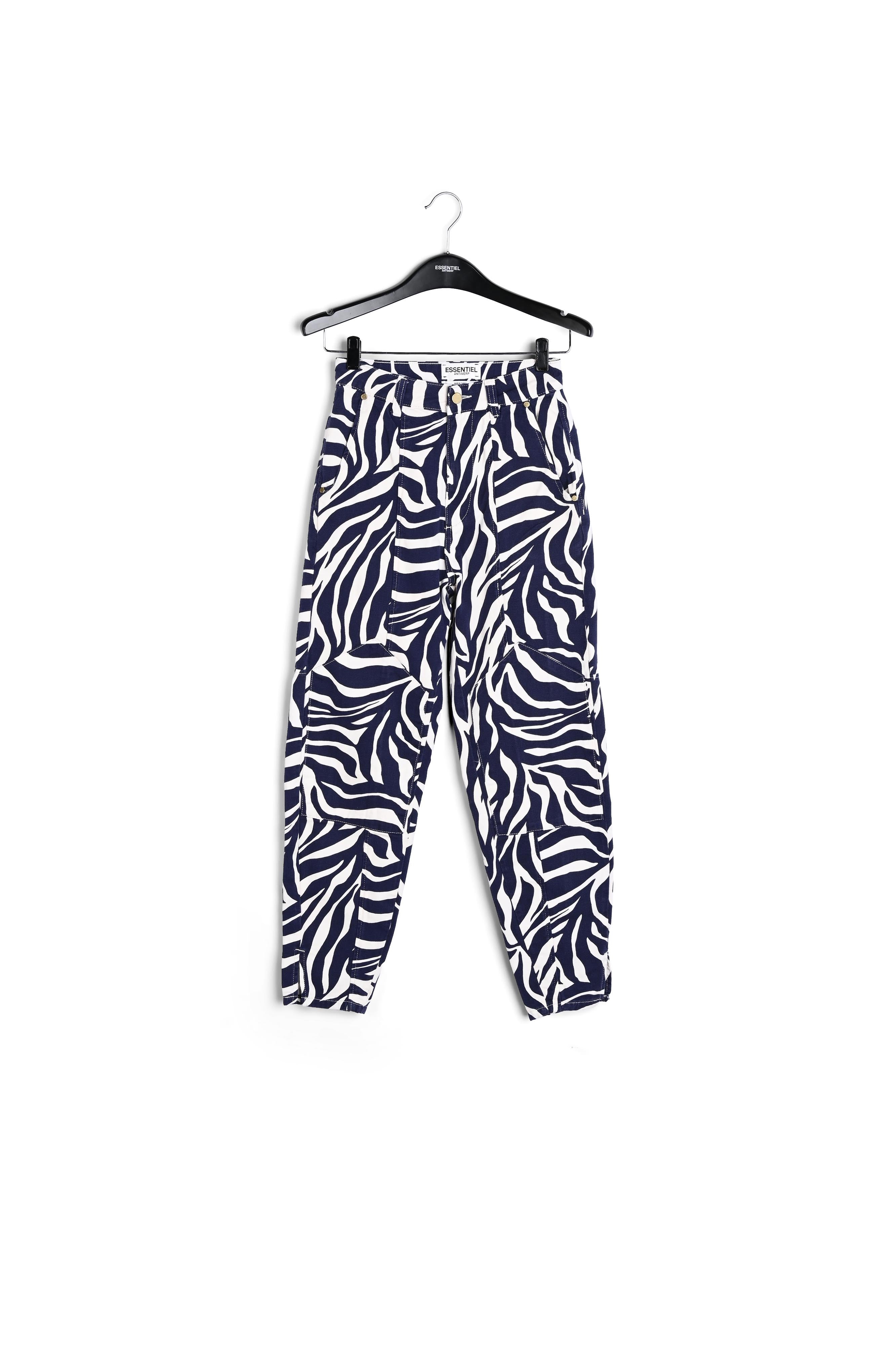 Cargobroek met gebroken witte en marineblauwe zebraprint RE—SSENTIEL | Essentiel second hand
