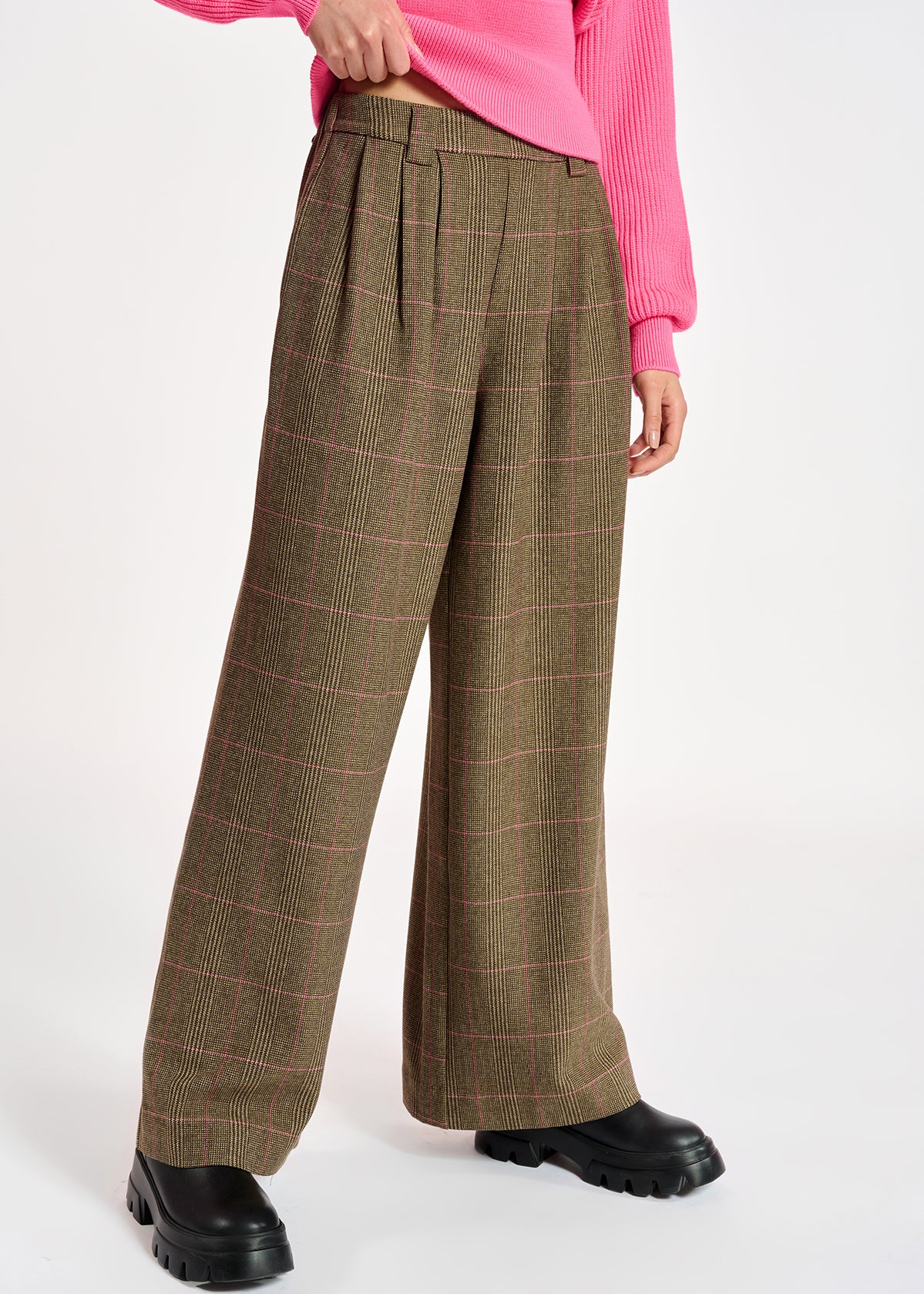 Bruine brede broek met beige en roze ruitjesmotief RE—SSENTIEL | Essentiel second hand