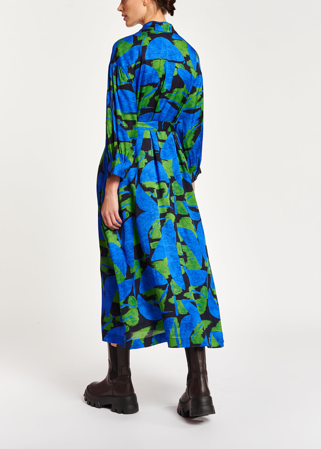 Midi-jurk met abstracte print in blauw, zwart en groen RE—SSENTIEL | Essentiel second hand