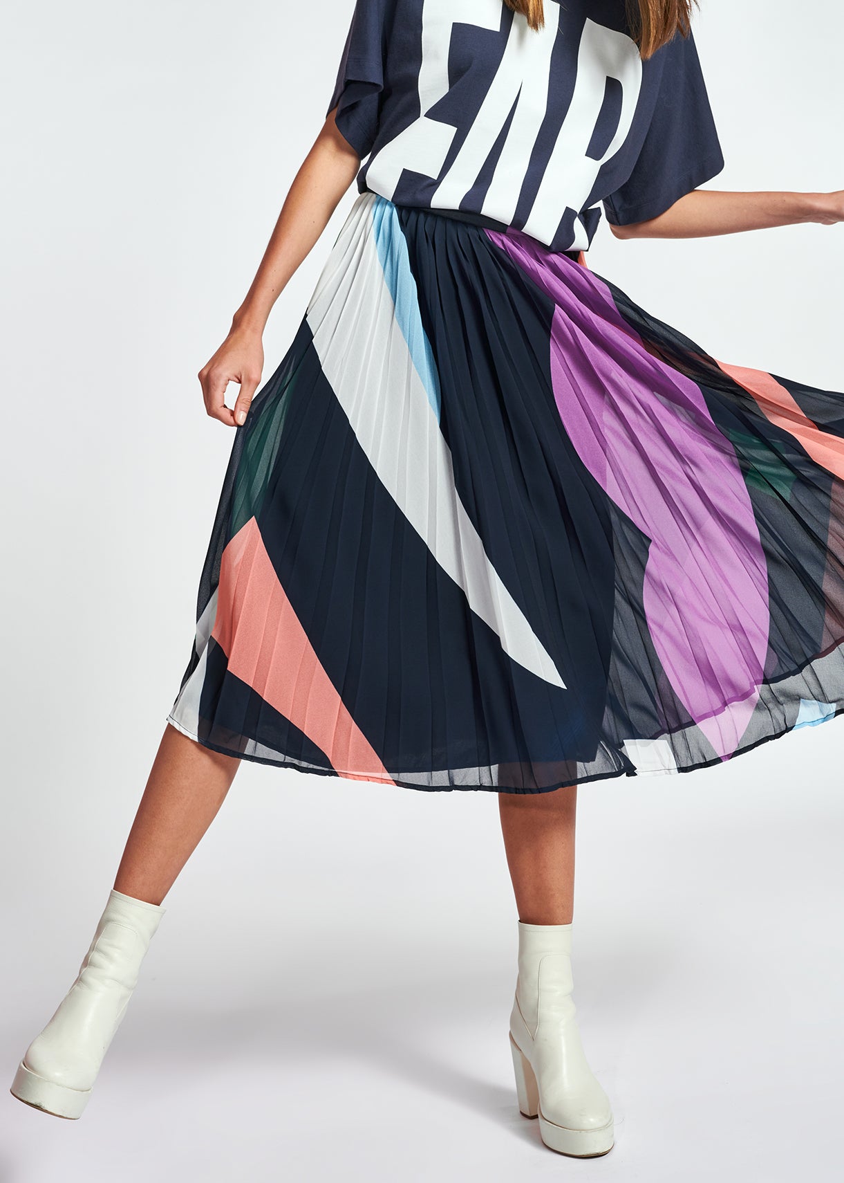 Dark blue graphic print plissé midi skirt RE—SSENTIEL | Essentiel second hand