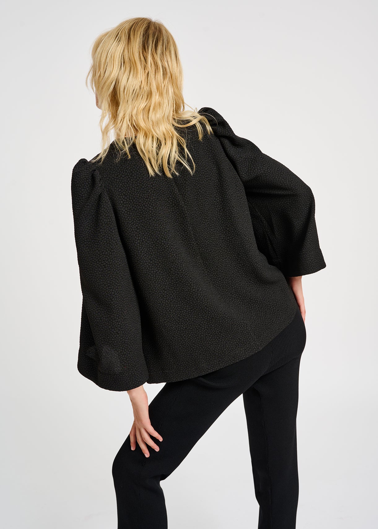 Top noir à manches trompettes RE—SSENTIEL | Essentiel second hand