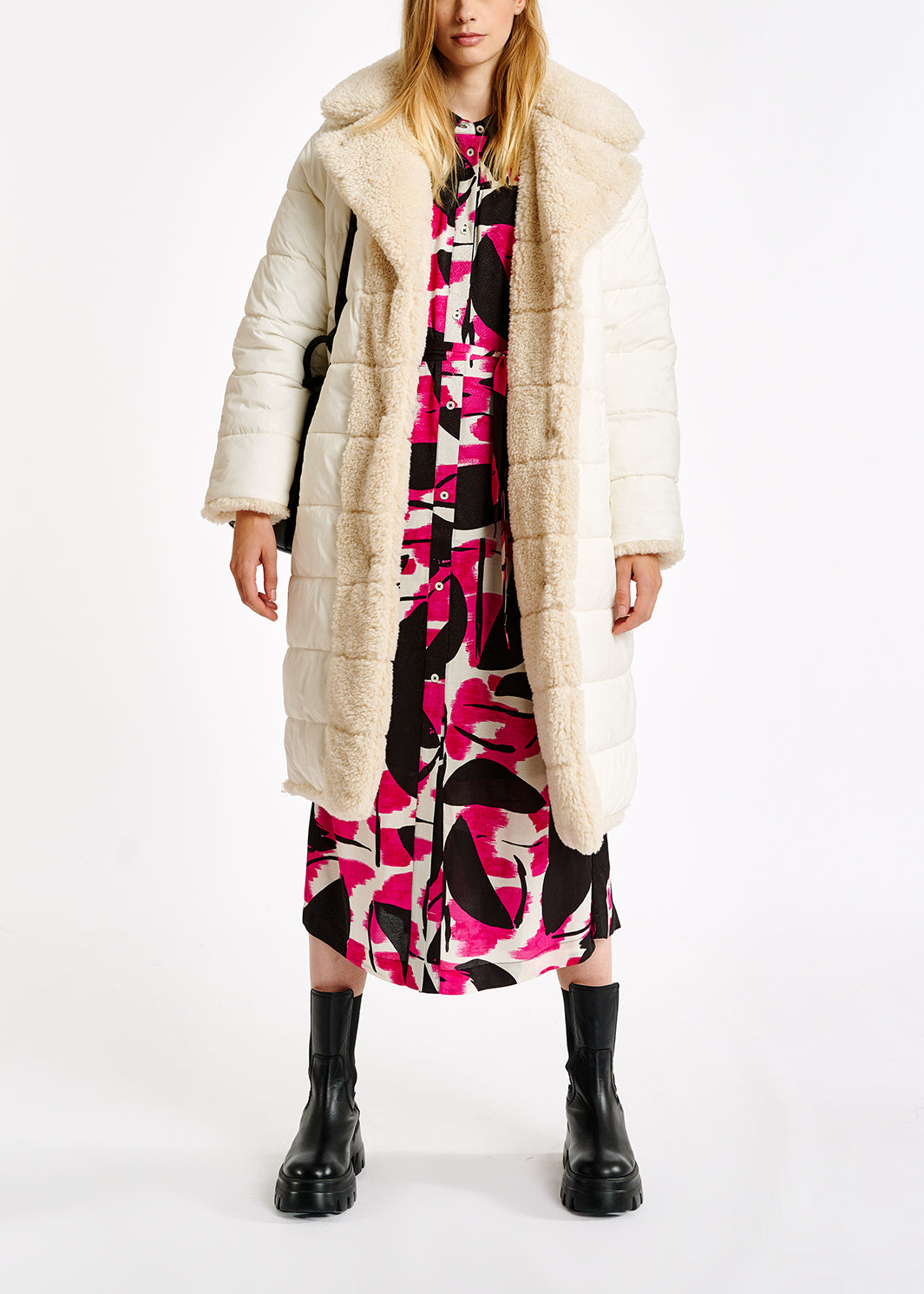 Midi-jurk met abstracte print in fuchsia, zwart en wit RE—SSENTIEL | Essentiel second hand