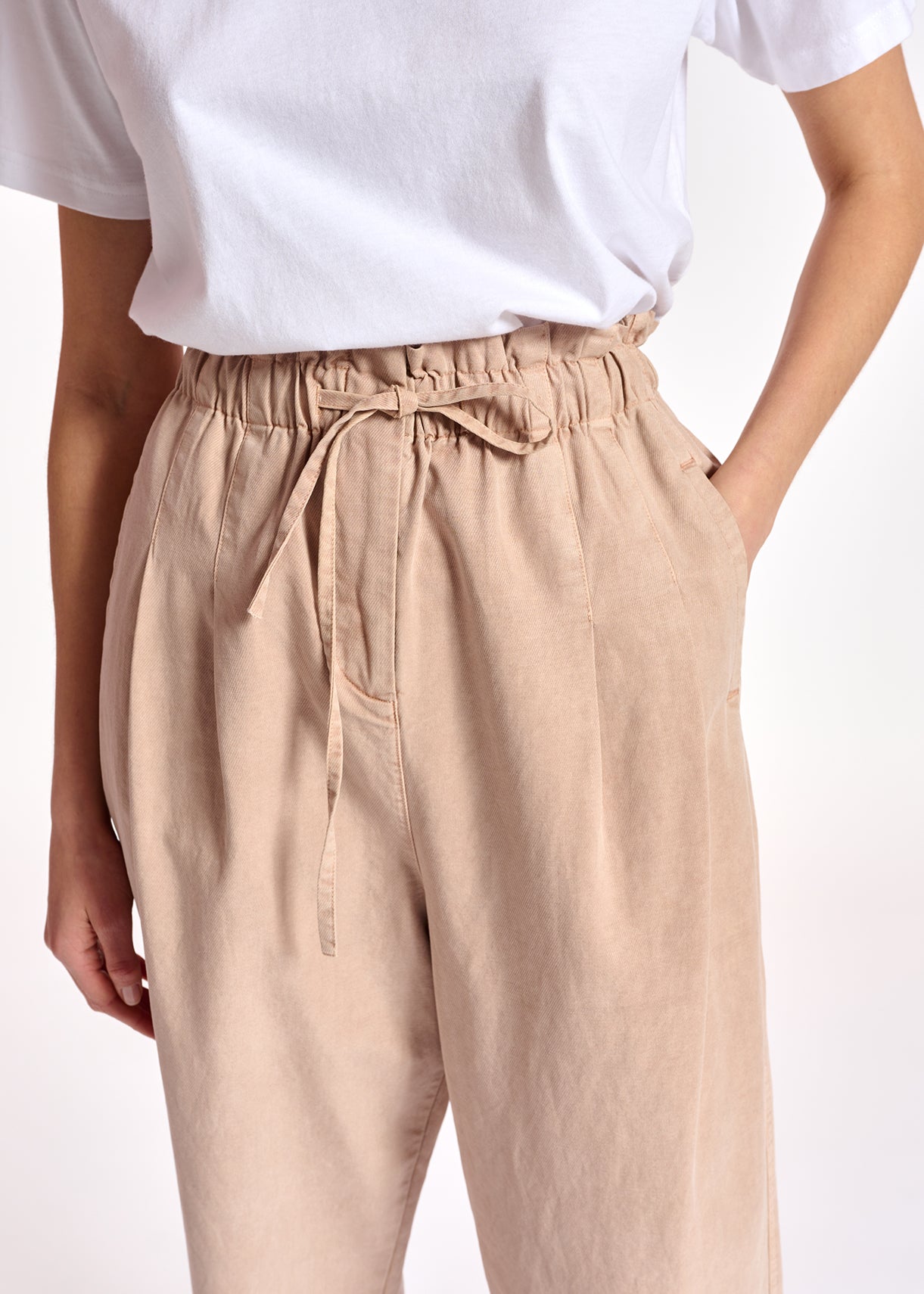 Beige katoenen broek met toelopende pijpen RE—SSENTIEL | Essentiel second hand